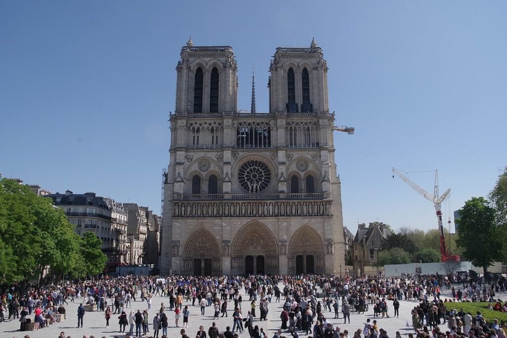 La façade occidentale restaurée de Notre-Dame de Paris, foule de visiteurs sur le parvis