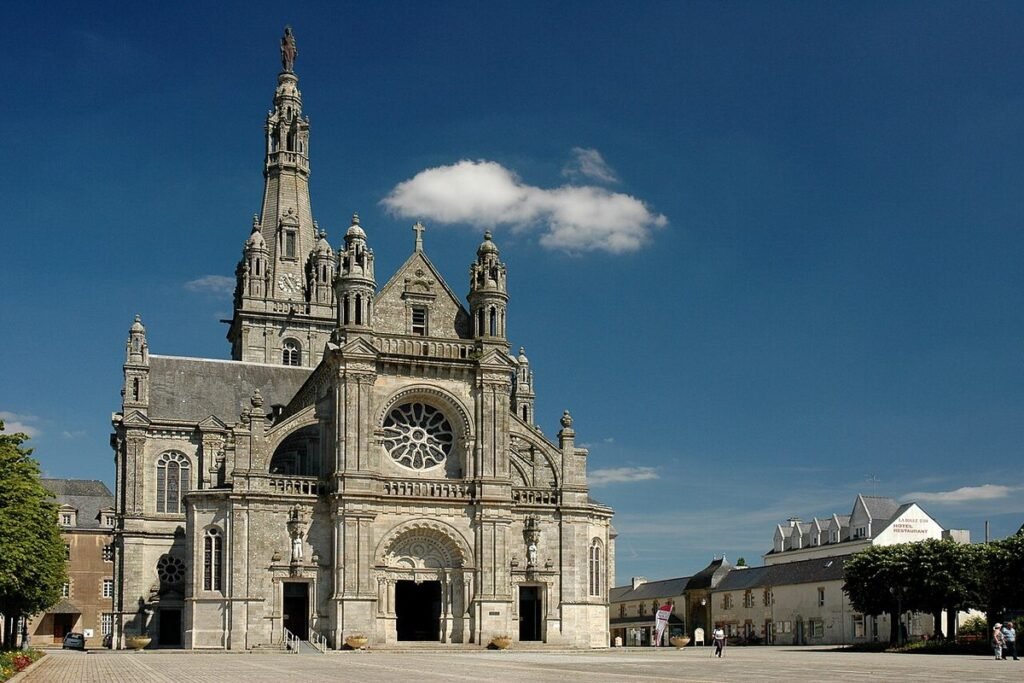 La basilique Sainte-Anne-d'Auray, façade et clocher néo-Renaissance sous un ciel bleu