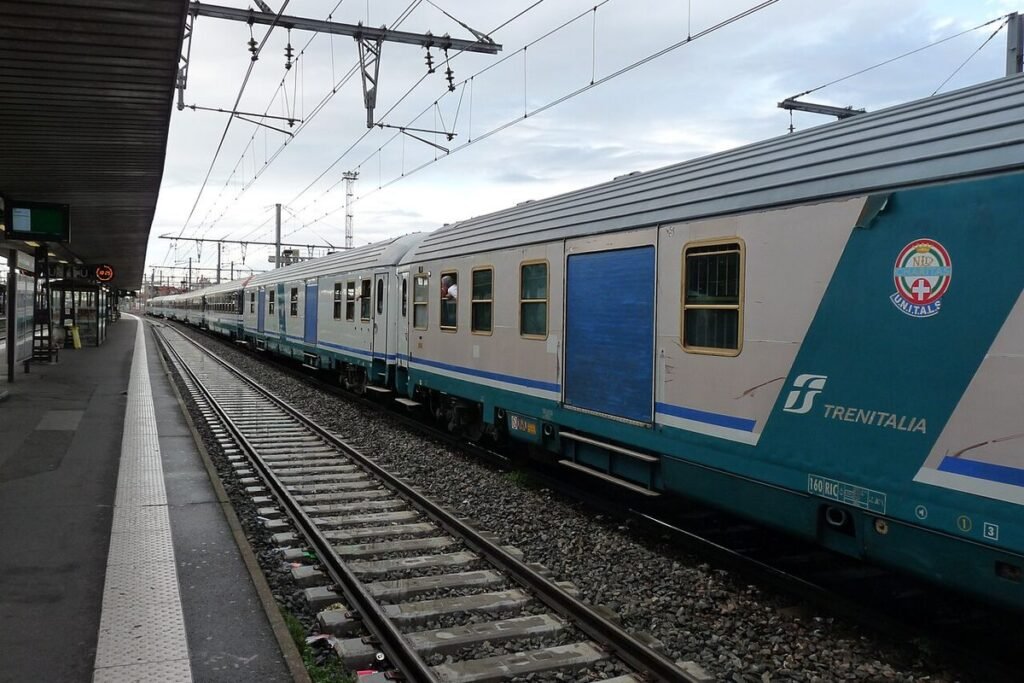 Train spécial de pèlerins italiens à quai en gare de Toulouse-Matabiau, en route vers Lourdes