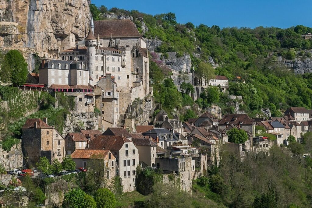 La cité de Rocamadour, maisons et sanctuaires étagés contre la falaise calcaire