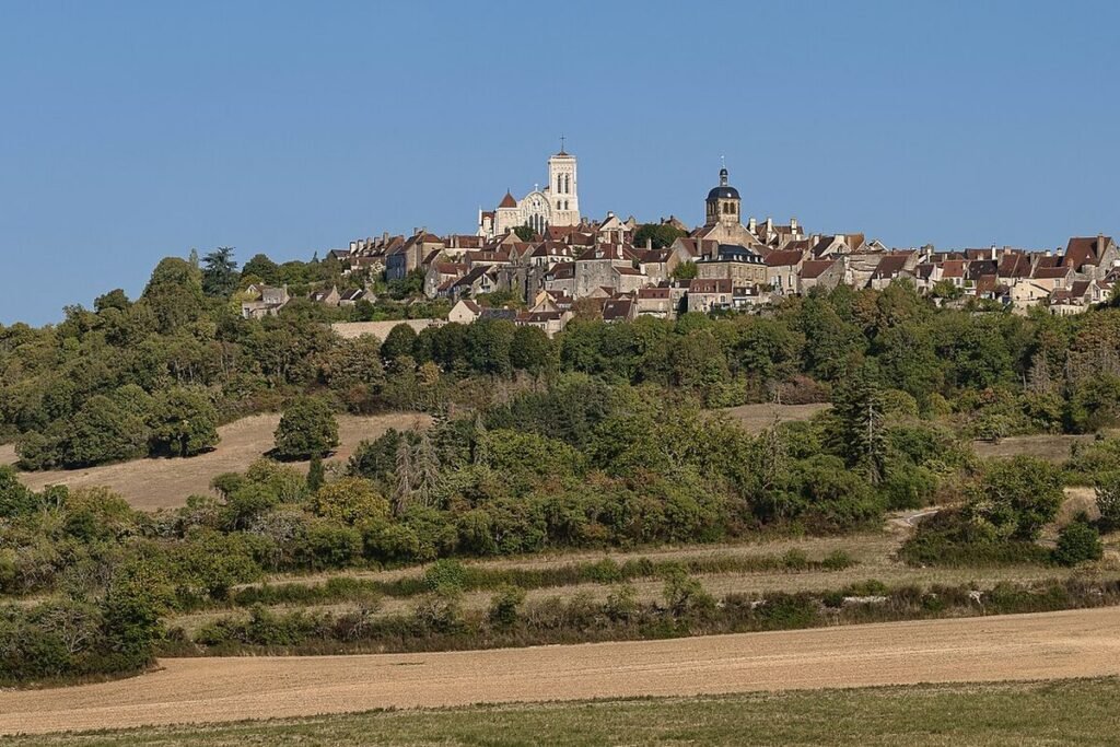 La colline de Vézelay couronnée par la basilique Sainte-Marie-Madeleine, vue depuis les champs à l'ouest